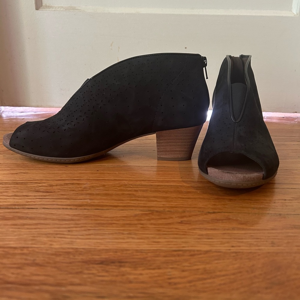 NWT Earth Calgary Quebec Bootie with Perforated Leather Black Size 10